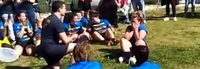 Dopo il match di rugby l'allenatore-tallonatore chiede in sposa il pilone a Pisa Video
