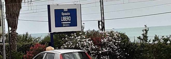 Rovista nei cassonetti
e aggredisce un vigile
Arrestato per lesioni