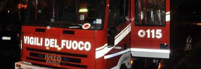 Scoppia un violento incendio
nel garage di una palazzina
Panico, evacuati i residenti