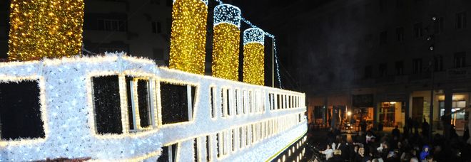 Sorpresa di Natale, nel cuore di Pescara si accende un Titanic fatto di luci Sorpresa di Natale, nel cuore di Pescara si accende un Titanic fatto di luci