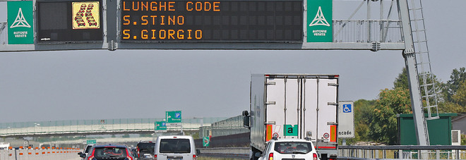 Weekend di traffico intenso: code in A4. Tre chilometri al Lisert Weekend di traffico intenso: code in A4. Tre chilometri al Lisert