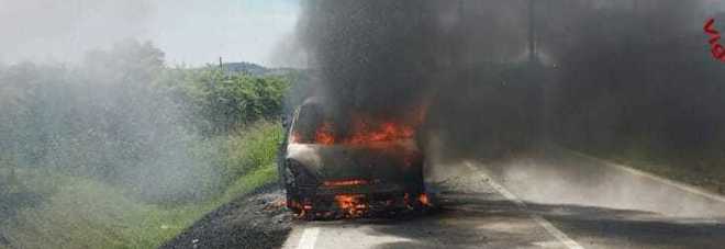 Noleggia una Peugeot 807 e sente puzza di bruciato: auto distrutta dalle fiamme