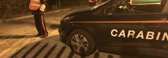 La mamma urla e il ladro si spaventa: «Scusi, non è niente» e salta giù dal balcone
