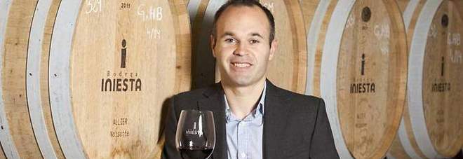 Andres Iniesta nella sua azienda vinicola