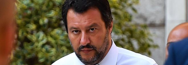 Salvini: «Il pm che mi indaga parlava di rischio terroristi sui barconi. Ha cambiato idea?» Salvini: «Il pm che mi indaga parlava di rischio terroristi sui barconi. Ha cambiato idea?»