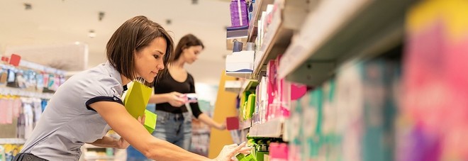 Le donne spendono di più: la versione maschile degli stessi prodotti costa il 7% di meno
