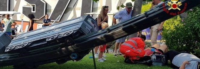 Movieland, il trenino monorotaia del parco si ribalta: sette feriti, 2 sono bambini Movieland, il trenino monorotaia del parco si ribalta: sette feriti, 2 sono bambini