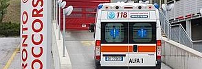 Bimba di 9 mesi sul passeggino travolta da un'auto mentre attraversa la strada con la mamma