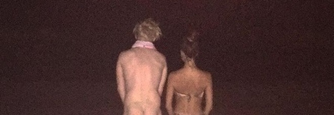 Nudo sulla spiaggia
di velluto. La foto del turista
è virale sui social
