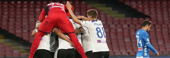 L'Atalanta vola, espugna 2-1 il San Paolo e aggancia il Milan al quarto posto