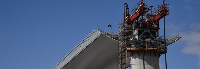 Coronavirus, positivo operaio del cantiere del ponte di Genova: via ai controlli Coronavirus, positivo operaio del cantiere del ponte di Genova: via ai controlli