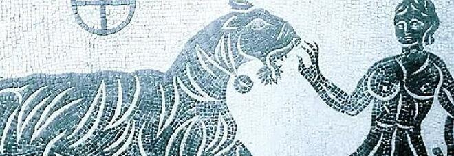 Un particolare del mosaico esposto al Museo Nazionale Romano che raffigura due donne che affrontano una tigre