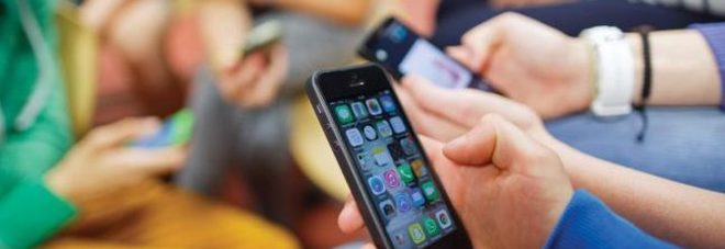 Malati di…tecnologia: minori a rischio dipendenza e problemi di salute a causa di smartphone, tablet e pc Malati di…tecnologia: minori a rischio dipendenza e problemi di salute a causa di smartphone, tablet e pc