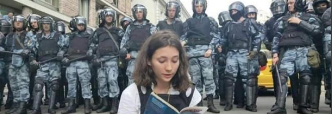 Olga, la 17enne che sfida Putin leggendo la costituzione: la sua foto diventa virale