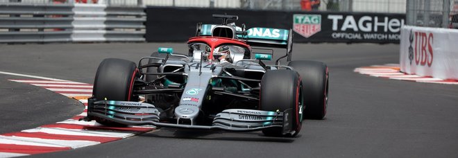 Hamilton in pole, prima fila tutta Mercedes. Quarto Vettel