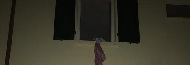 Martellate alla moglie
poi fugge dalla finestra
con le lenzuola annodate