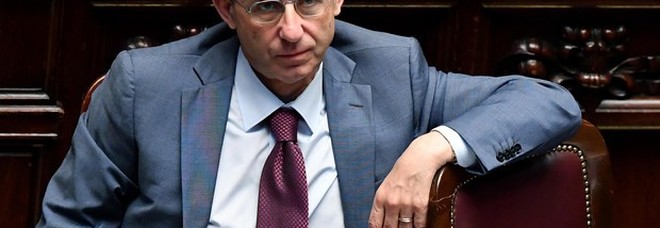 Il Ministro dell'Ambiente Sergio Costa lancia la Plastc Free Challenge: «Liberiamo le istituzioni dalla plastica» Il Ministro dell'Ambiente Sergio Costa lancia la Plastc Free Challenge: «Liberiamo le istituzioni dalla plastica»