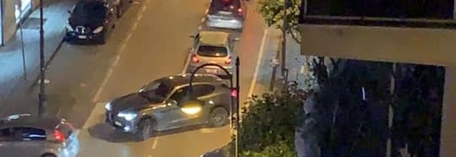 Folla davanti al bar, auto investe due ragazze di 15 e 16 anni Folla davanti al bar, auto investe due ragazze di 15 e 16 anni