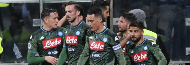 Al Napoli basta un'invenzione di Mertens, Cagliari sconfitto 1-0