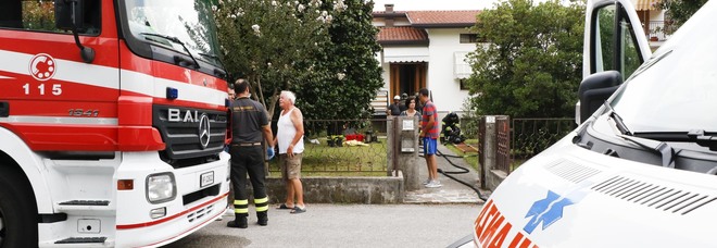 Esplode la canna fumaria, tre feriti uno è vigile del fuoco Esplode la canna fumaria, tre feriti uno è vigile del fuoco