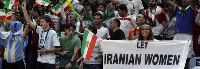 Iran, morta la tifosa che si è data fuoco per protestare contro gli stadi vietati alle donne