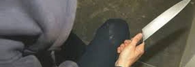 Litiga con l’amico per questioni di droga e lo pugnala al sedere Litiga con l’amico per questioni di droga e lo pugnala al sedere