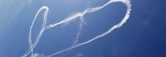 L'aereo disegna
un pene nel cielo
la Us Navy sospende