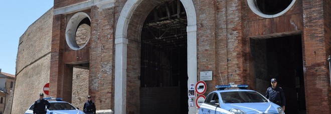 Mima gesto del "tagliagola"
per farsi pagare
i lavori: denunciato