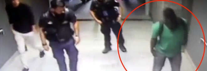 In stazione con un fucile
nei pantaloni: denunciato
il "finto zoppo" senegalese