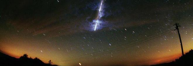 Una suggestiva immagine di stelle cadenti Una suggestiva immagine di stelle cadenti