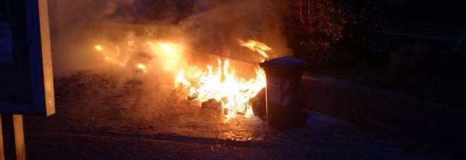 I cassonetti a fuoco vicino al condominio a Cormons