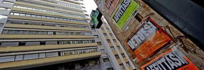 La sua casa è occupata dai romeni, lui dorme in garage. «Pago il mutuo, loro hanno più diritti di me»