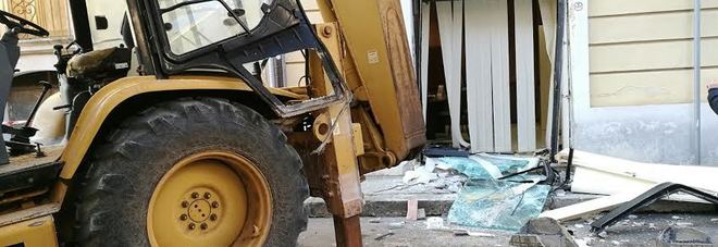 Bloccano la strada con due camion, Bancomat sventrato Bloccano la strada con due camion, Bancomat sventrato
