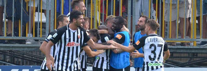 Ascoli-Lecce 1-0
Bomber Ardemagni decisivo
Primi tre punti bianconeri