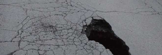 Strade choc: in città si apre un cratere di due metri Strade choc: in città si apre un cratere di due metri