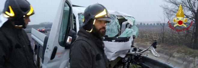 Maxiscontro in A4: un autoarticolato si rovescia fuoristrada. Quattro feriti Maxiscontro in A4: un autoarticolato si rovescia fuoristrada. Quattro feriti