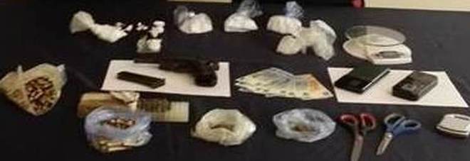 In casa quattro etti di cocaina. E sotto il pavimento una pistola e centinaia di munizioni: arrestato In casa quattro etti di cocaina. E sotto il pavimento una pistola e centinaia di munizioni: arrestato