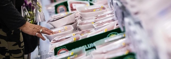 Manovra, dimezzata la plastic tax non vale per i prodotti realizzati con la plastica riciclata Manovra, dimezzata la plastic tax non vale per i prodotti realizzati con la plastica riciclata