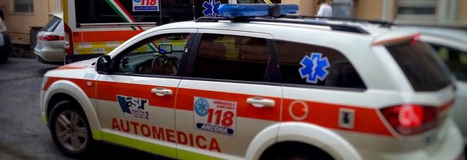 Camminano sul marciapiede
e si scontrano: donna
portata in ospedale