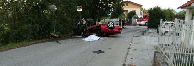 Perde il controllo dell'auto e cappotta: muore tra le lamiere, ferita la passeggera Perde il controllo dell'auto e cappotta: muore tra le lamiere, ferita la passeggera