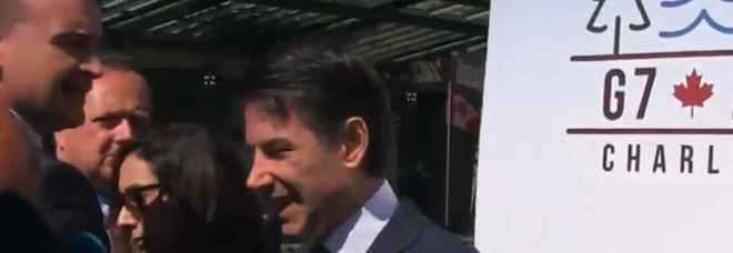Conte parla con i giornalisti, Casalino lo prende per un braccio e lo porta via Conte parla con i giornalisti, Casalino lo prende per un braccio e lo porta via