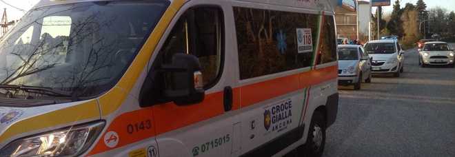 Uomo di 53 anni beve troppo
crolla in mezzo alla strada
e batte il viso sull'asfalto