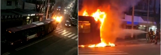 Bus Atac a fuoco a Montesacro: i vigili del fuoco domano le fiamme, nessun ferito