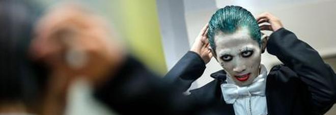 Joker in metro con la pistola finta, panico tra i passeggeri. «Andavo a una festa»