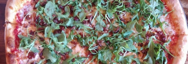 Insetti a tavola? Arriva la pizza con le cavallette arrostite Insetti a tavola? Arriva la pizza con le cavallette arrostite