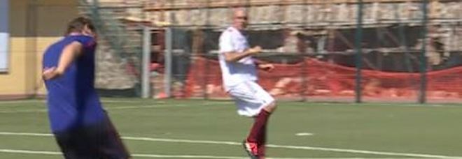 Eurogol di Totti, il tiro di esterno destro si infila nel sette: avversari senza parole Video