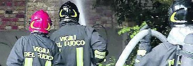 Ex Amman a fuoco l'ombra del piromane sul rogo del capannone Ex Amman a fuoco l'ombra del piromane sul rogo del capannone