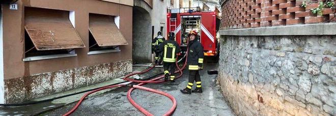Brucia la casa: bimbo di 5 anni morto, il fratello si getta dalla finestra Brucia la casa: bimbo di 5 anni morto, il fratello si getta dalla finestra