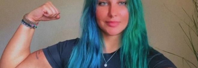 Refa, l’influencer saudita perde la custodia figli per i tatuaggi e i capelli verdi: «È una mamma inadatta»