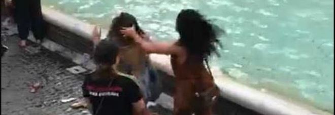 Roma, maxi rissa per un selfie
a Fontana di Trevi: schiaffi e pugni
tra due famiglie di turisti Roma, maxi rissa per un selfie
a Fontana di Trevi: schiaffi e pugni
tra due famiglie di turisti